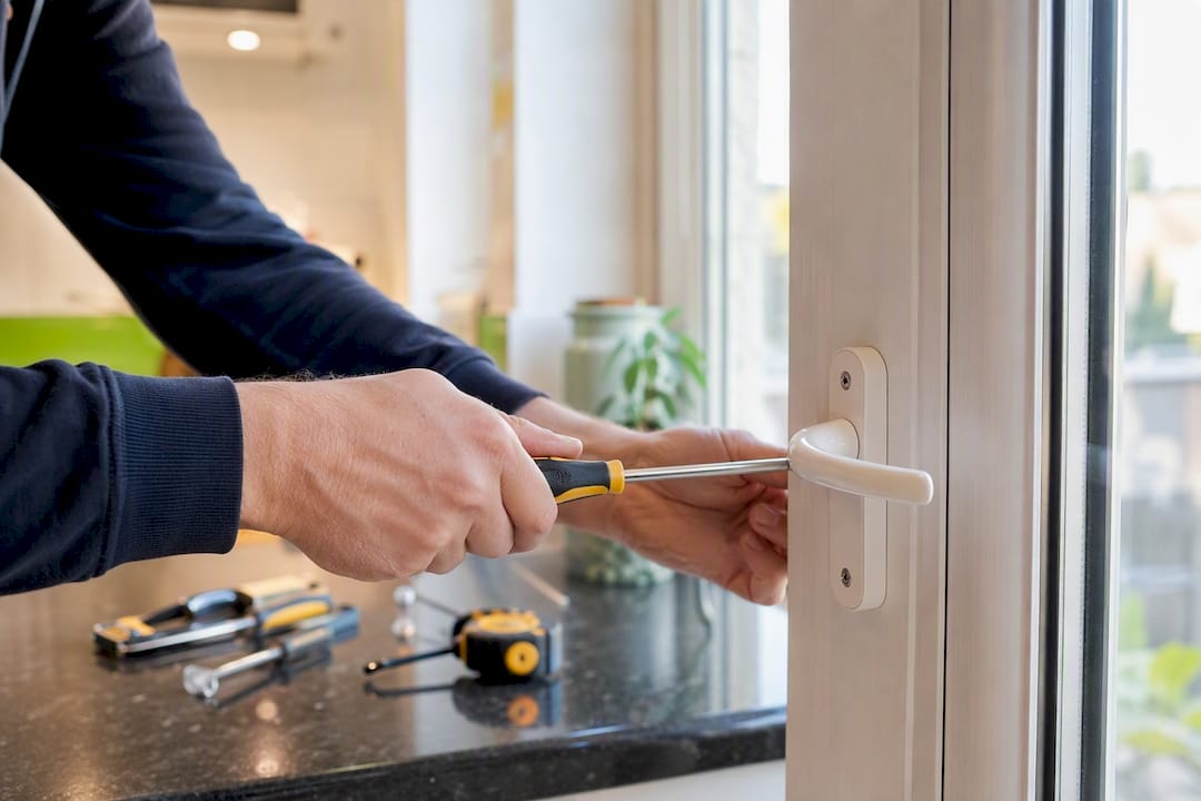 Hands tightening uPVC door handle screws